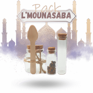Pack L'MOUNASABA avec trois flacons en verre traditionnels marocains et cuillère en bois, présenté sur fond de motifs orientaux – idée cadeau pour événements traditionnels